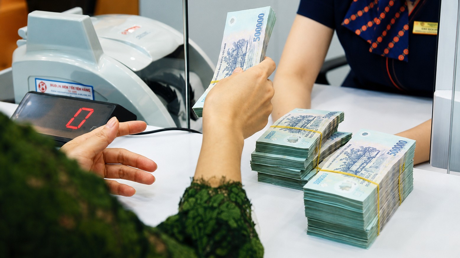 Lãi suất ngân hàng đảo chiều, áp lực thanh khoản lại nóng lên