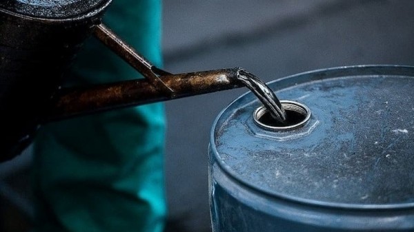 Anh nới lỏng lệnh trừng phạt dầu mỏ Nga khi giá nhiên liệu tăng vọt