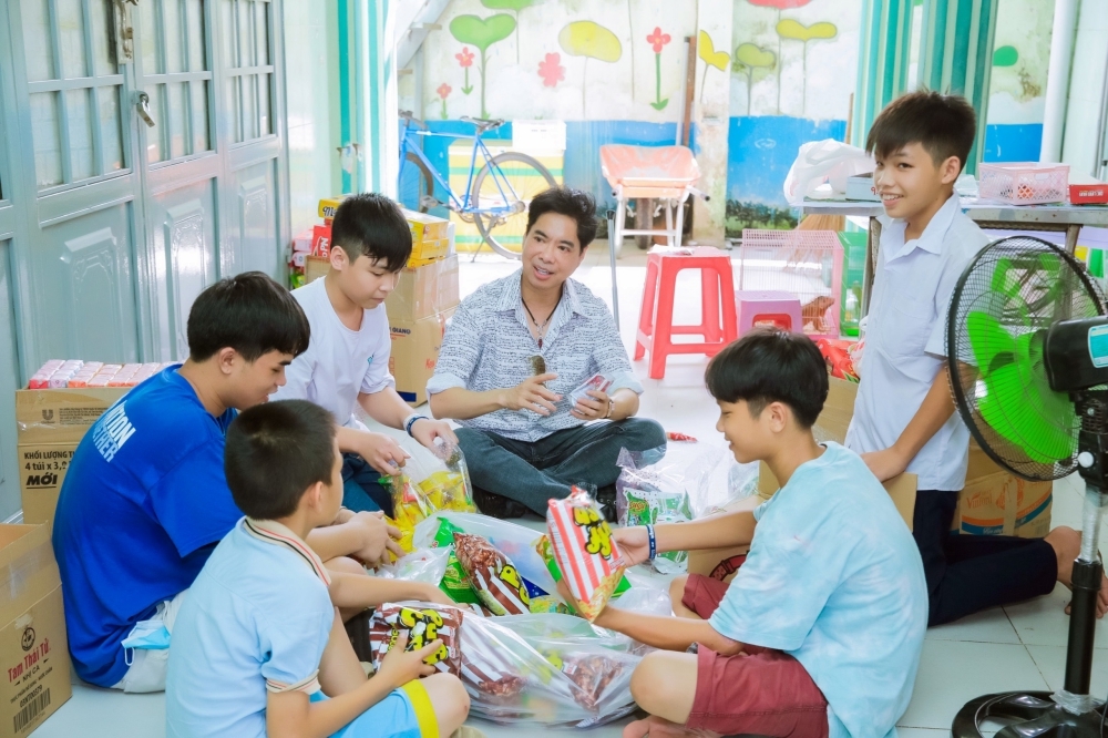 Sao Việt hôm nay 1/6: Cẩm Đan rạng rỡ nổi bật giữa dàn phù dâu