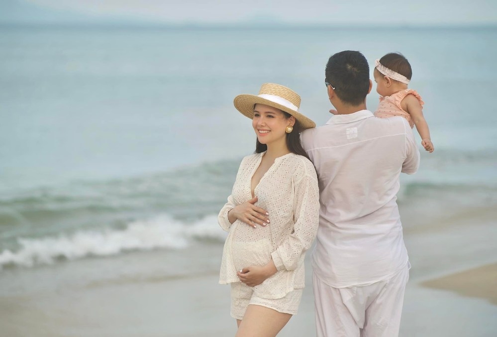 Sao Việt hôm nay 8/6: Phanh Lee khoe khung ảnh viên mãn hạnh phúc bên gia đình