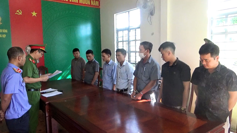 Khởi tố 7 cán bộ thông đồng, bao che cho đối tượng khai thác lâm sản trái phép