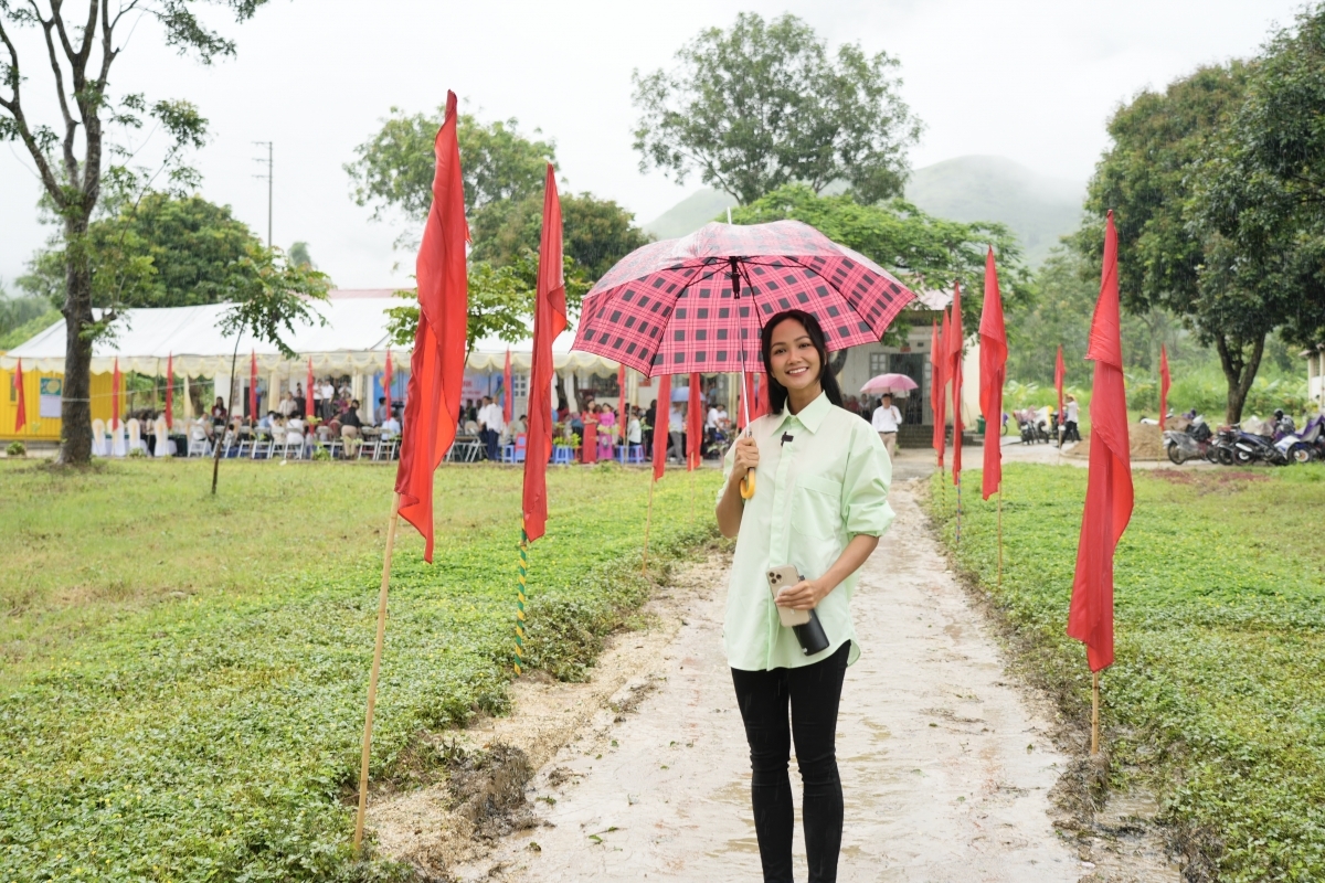 Sao Việt hôm nay 18/6: H'Hen Niê ghi điểm với trang phục giản dị khi hoạt động từ thiện