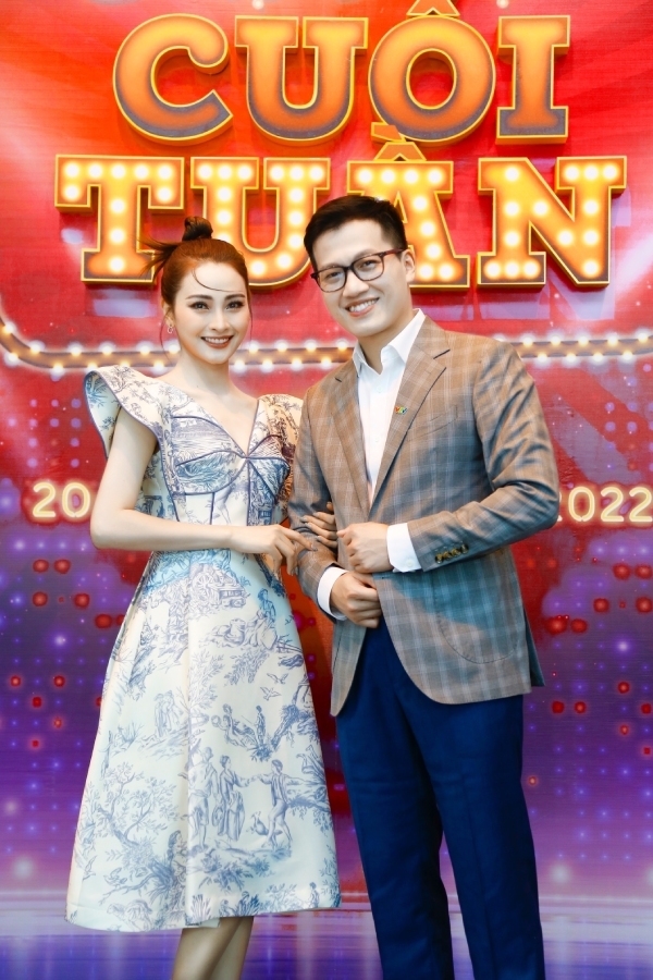 Sao Việt hôm nay 24/6: Hồng Thanh - DJ Mie khoe ảnh ngọt ngào khi lưu diễn quốc tế