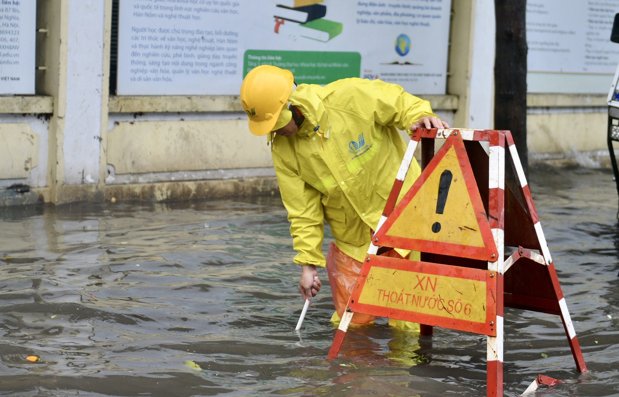 Đường phố Hà Nội ngập sâu sau cơn mưa lớn đầu mùa