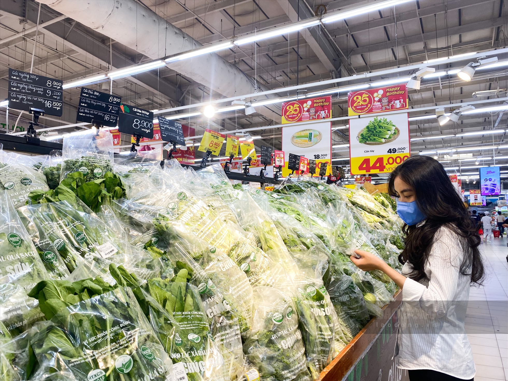 Tăng lương cơ sở, người dân chưa kịp mừng đã phải lo giá cả leo thang