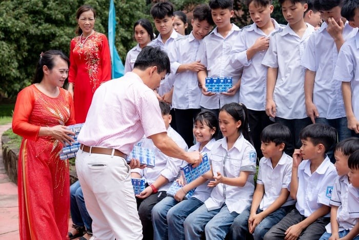 Mừng Quốc tế thiếu nhi 1/6, Vinamilk trao tặng gần 70.000 hộp sữa cho trẻ em khó khăn