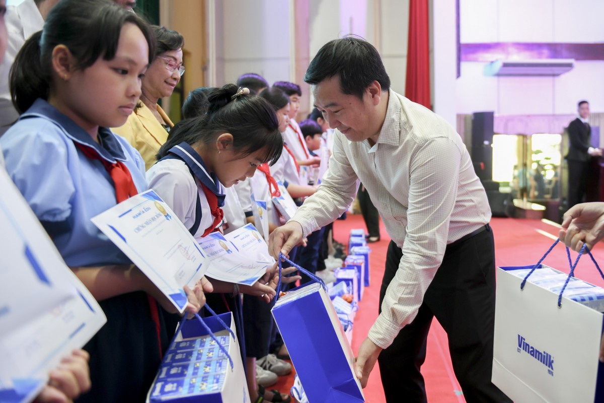 Mừng Quốc tế thiếu nhi 1/6, Vinamilk trao tặng gần 70.000 hộp sữa cho trẻ em khó khăn
