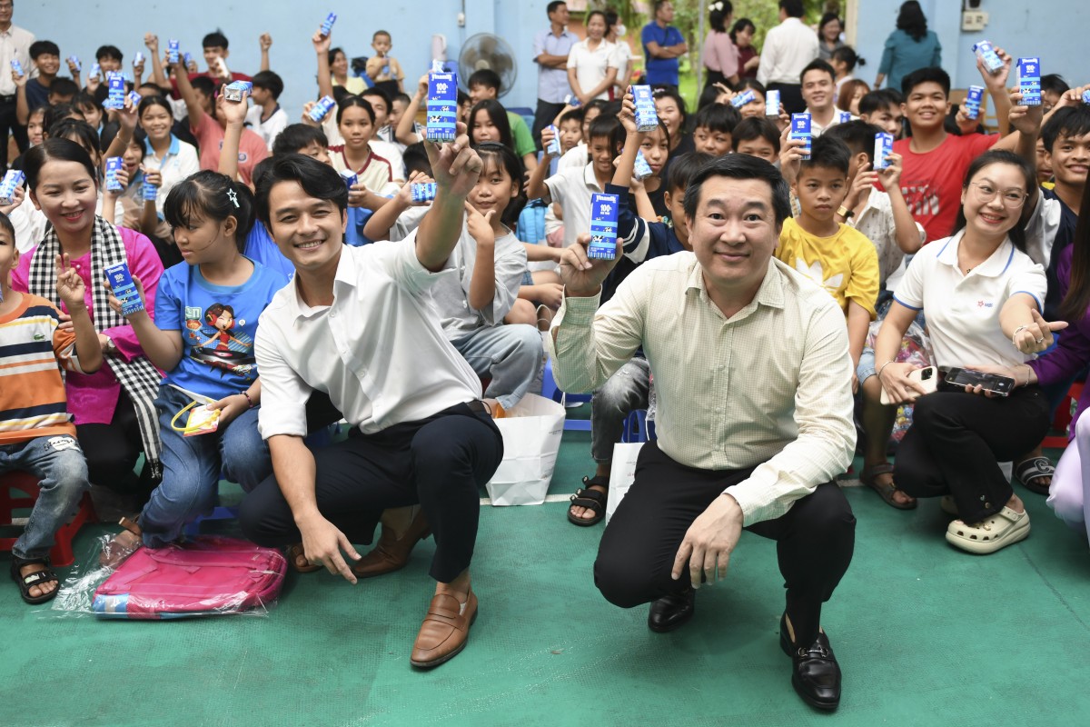 Mừng Quốc tế thiếu nhi 1/6, Vinamilk trao tặng gần 70.000 hộp sữa cho trẻ em khó khăn