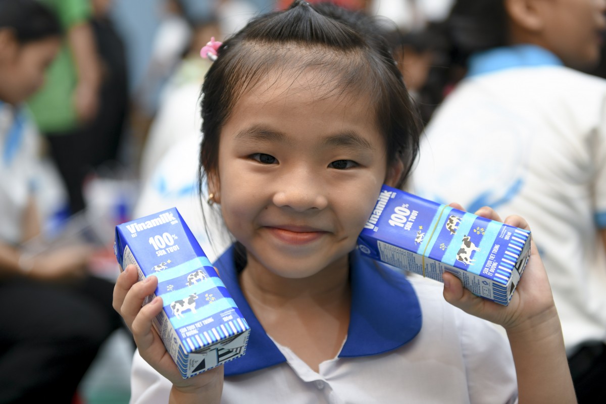 Mừng Quốc tế thiếu nhi 1/6, Vinamilk trao tặng gần 70.000 hộp sữa cho trẻ em khó khăn