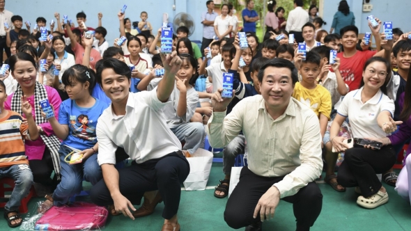 Mừng Quốc tế thiếu nhi 1/6, Vinamilk trao tặng gần 70.000 hộp sữa cho trẻ em khó khăn