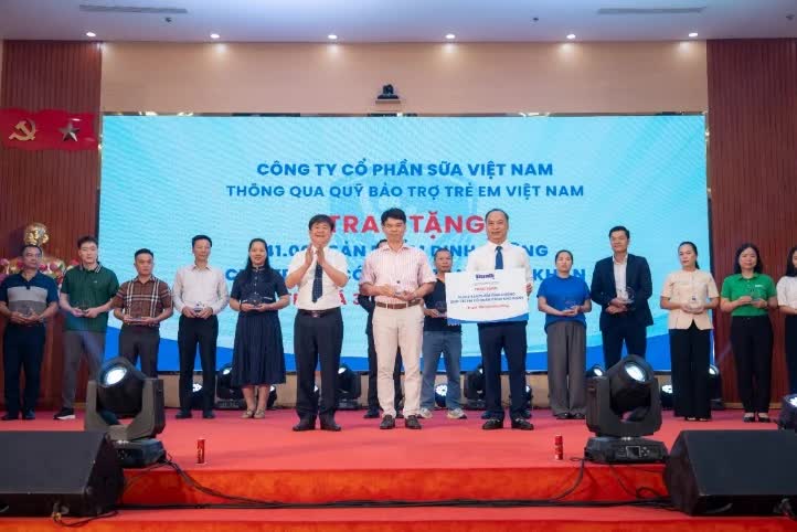 Mừng Quốc tế thiếu nhi 1/6, Vinamilk trao tặng gần 70.000 hộp sữa cho trẻ em khó khăn