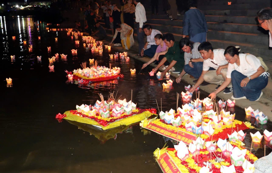 'Đêm hoa đăng' tri ân anh hùng liệt sĩ trên sông Thạch Hãn 'Đêm hoa đăng' tri ân anh hùng liệt sĩ trên sông Thạch Hãn