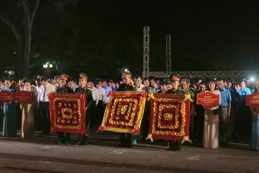 'Đêm hoa đăng' tri ân anh hùng liệt sĩ trên sông Thạch Hãn 'Đêm hoa đăng' tri ân anh hùng liệt sĩ trên sông Thạch Hãn