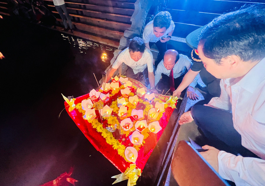 'Đêm hoa đăng' tri ân anh hùng liệt sĩ trên sông Thạch Hãn 'Đêm hoa đăng' tri ân anh hùng liệt sĩ trên sông Thạch Hãn