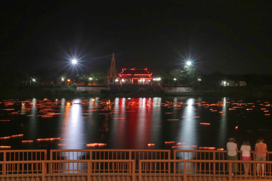 'Đêm hoa đăng' tri ân anh hùng liệt sĩ trên sông Thạch Hãn 'Đêm hoa đăng' tri ân anh hùng liệt sĩ trên sông Thạch Hãn