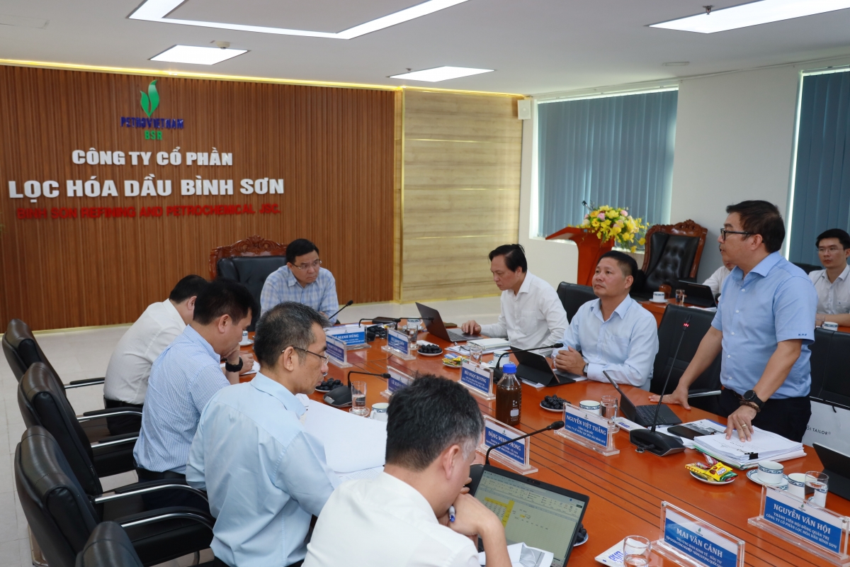 Ông Nguyễn Việt Thắng - Tổng Giám đốc BSR báo cáo với đoàn công tác về tình hình hoạt động SXKD của BSR trong thời gian qua. Ông Nguyễn Việt Thắng - Tổng Giám đốc BSR báo cáo với đoàn công tác về tình hình hoạt động SXKD của BSR trong thời gian qua.