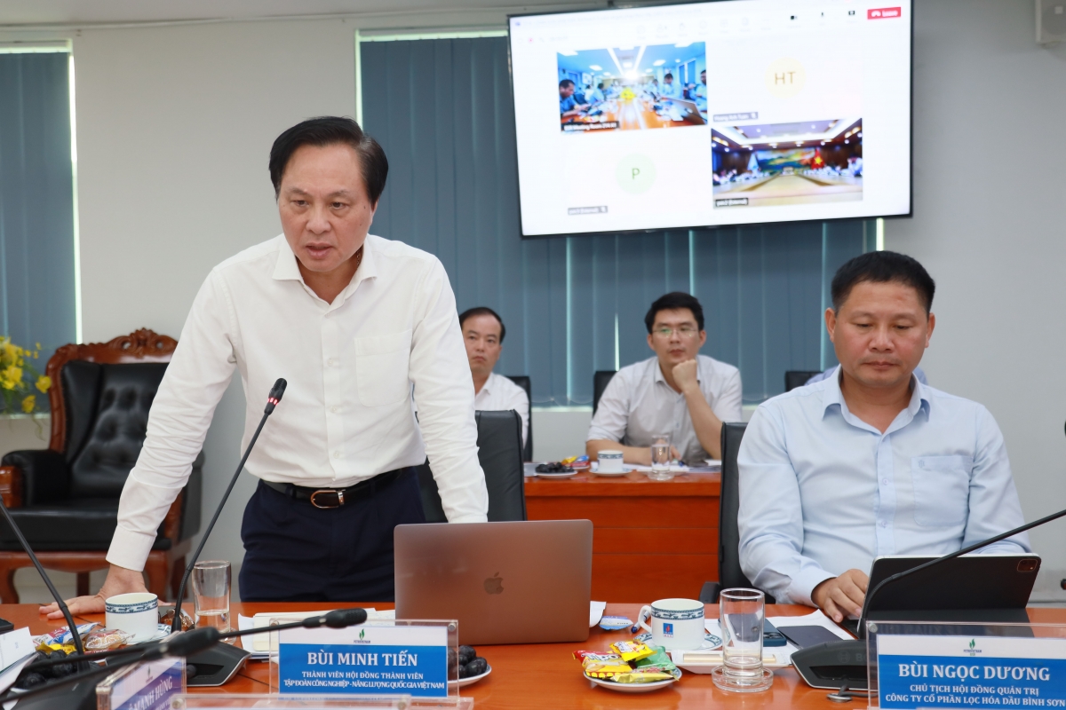 Ông Bùi Minh Tiến - Thành viên HĐQT Petrovietnam đề nghị BSR tiếp tục nghiên cứu các giải chiến lược về các công tác thị trường và đẩy mạnh việc đầu tư phù hợp với xu hướng chuyển dịch năng lượng hiện nay. Ông Bùi Minh Tiến - Thành viên HĐQT Petrovietnam đề nghị BSR tiếp tục nghiên cứu các giải chiến lược về các công tác thị trường và đẩy mạnh việc đầu tư phù hợp với xu hướng chuyển dịch năng lượng hiện nay.