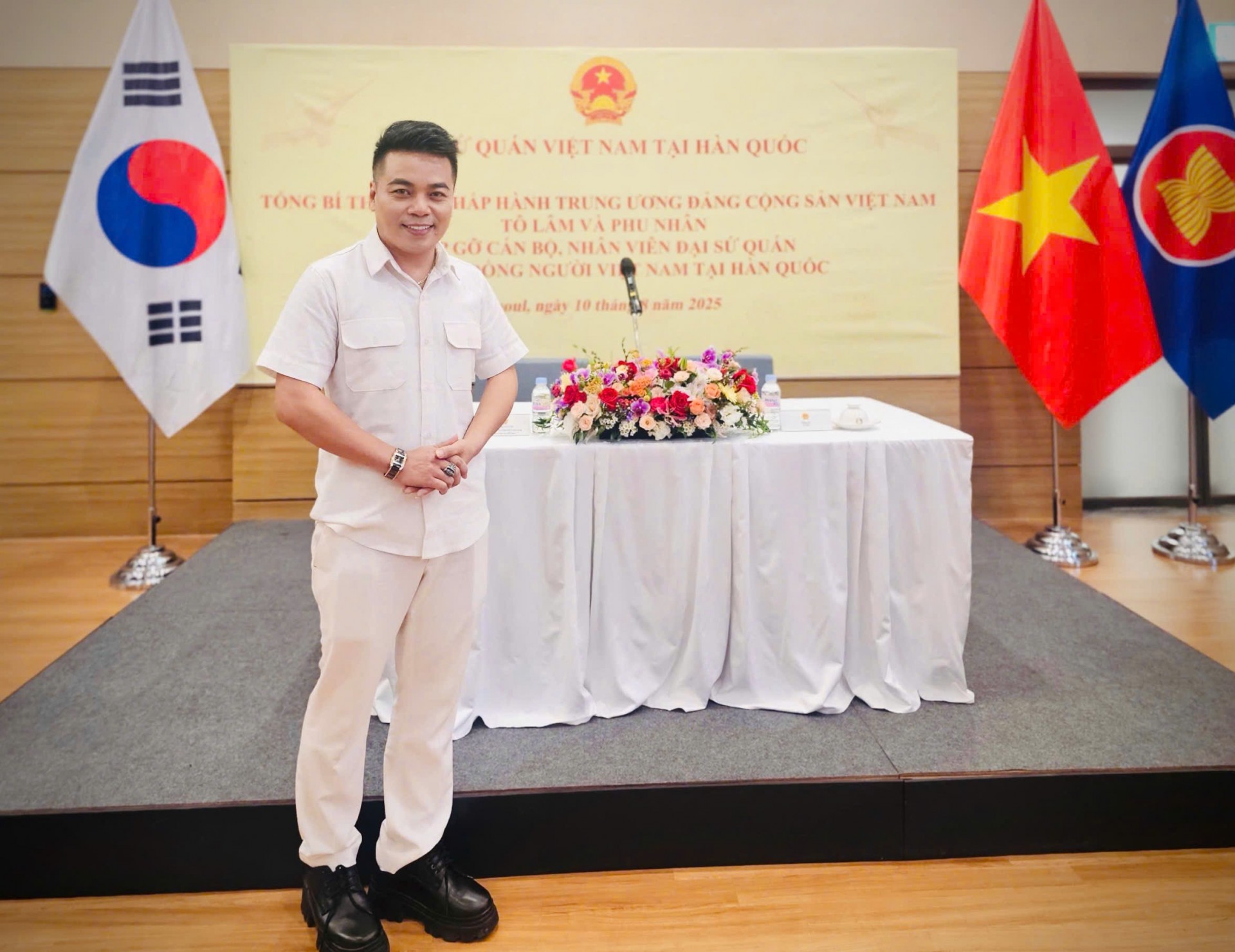 Ca sĩ Châu Á David Le- Hành trinh 20 năm tuổi Đảng, 30 năm cống hiến vì nghệ thuật và cộng đồng. Ca sĩ Châu Á David Le Hành trinh 20 năm tuổi Đảng, 30 năm cống hiến vì nghệ thuật và cộng đồng.