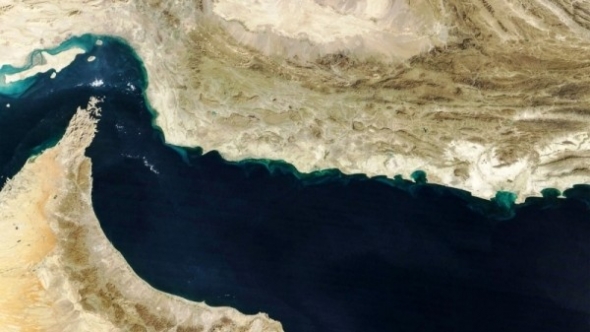 Các tàu chở dầu đổi hướng với hy vọng eo biển Hormuz sớm mở cửa