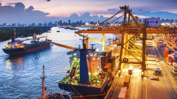 Nhập khẩu tăng hơn 33%, cán cân thương mại thâm hụt gần 17 tỷ USD
