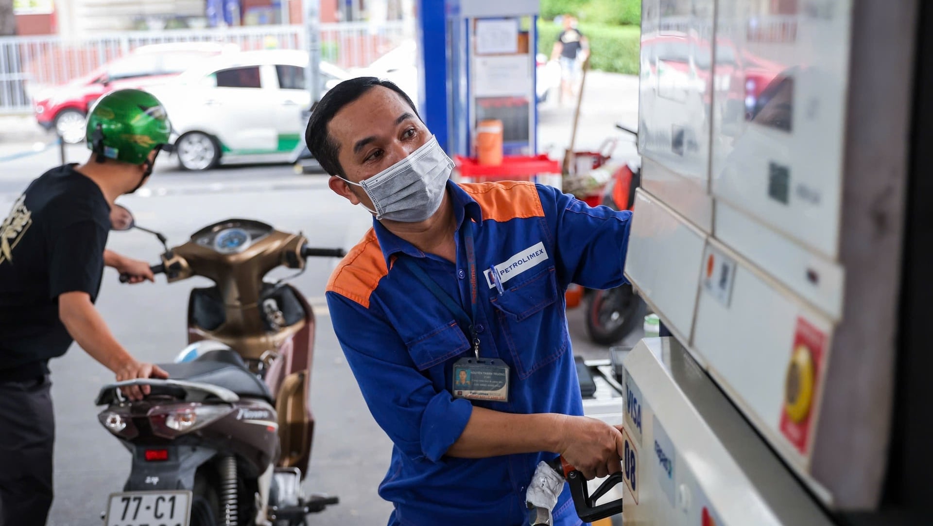 Giá xăng dầu giảm sâu lần thứ hai liên tiếp, dầu diesel mất hơn 1.600 đồng/lít