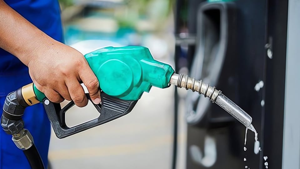 Giá xăng dầu giảm sâu lần thứ hai liên tiếp, dầu diesel mất hơn 1.600 đồng/lít