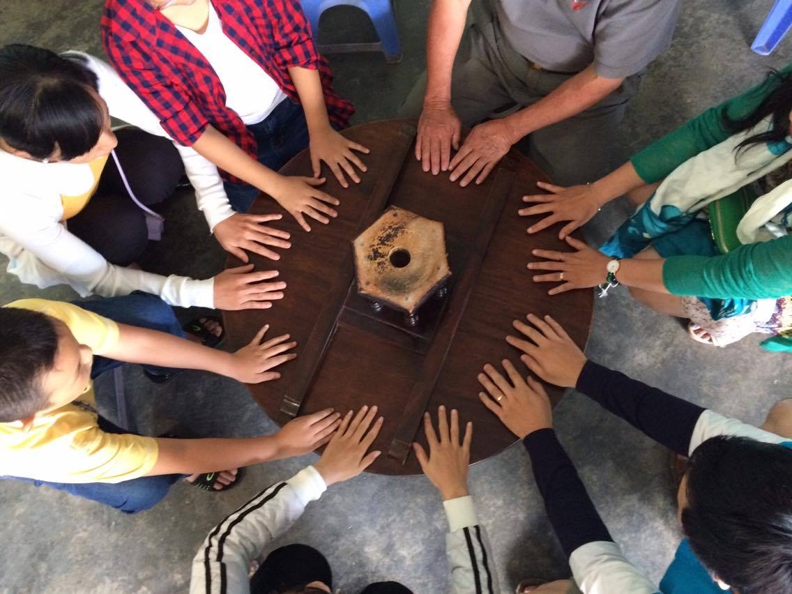 Sự thật đằng sau chiếc bàn tự xoay Đà Lạt Sự thật đằng sau chiếc bàn tự xoay Đà Lạt