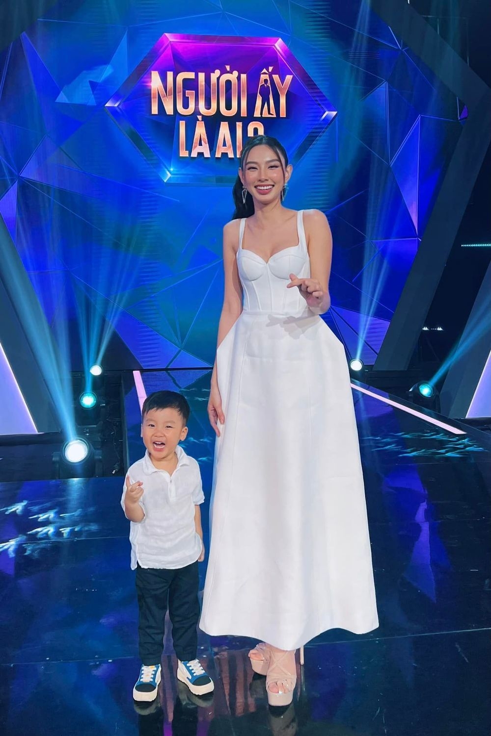 Hoa hậu Thùy Tiên gây tranh cãi trước hành động hôn bé Bo Hoa hậu Thùy Tiên gây tranh cãi trước hành động hôn bé Bo