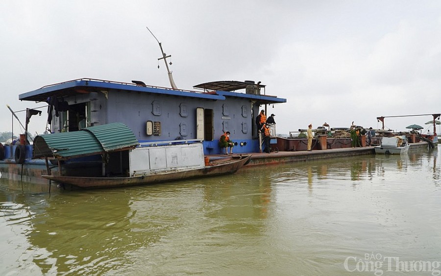 Khai thác cát trái phép vẫn hoành hành trên sông Lam Khai thác cát trái phép vẫn hoành hành trên sông Lam