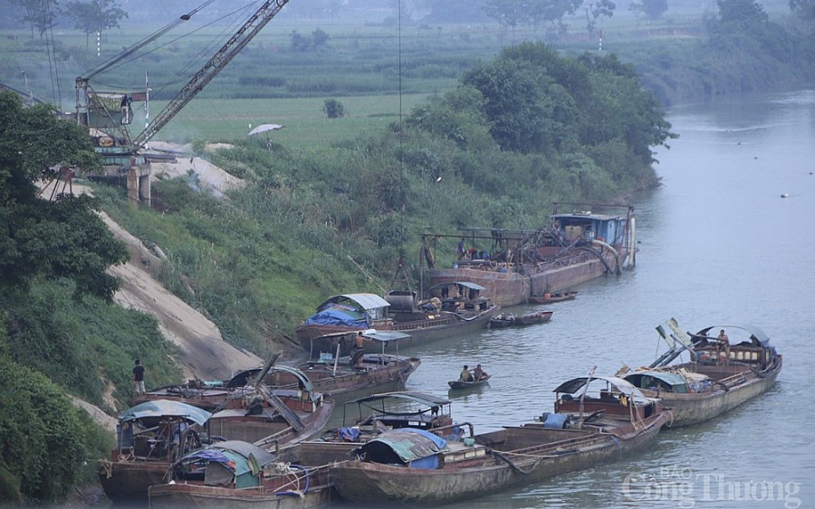 Khai thác cát trái phép vẫn hoành hành trên sông Lam Khai thác cát trái phép vẫn hoành hành trên sông Lam