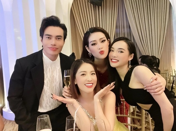 Sao Việt hôm nay 28/7: Bà xã Hồng Đăng sụt cân nghiêm trọng, tình trạng sức khỏe đáng lo ngại sau scandal của chồng Sao Việt hôm nay 28/7: Bà xã Hồng Đăng sụt cân nghiêm trọng, tình trạng sức khỏe đáng lo ngại sau scandal của chồng