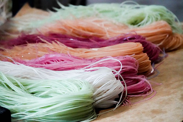 Về Cần Thơ, trải nghiệm làm hủ tiếu "mỗi sợi mỗi màu"