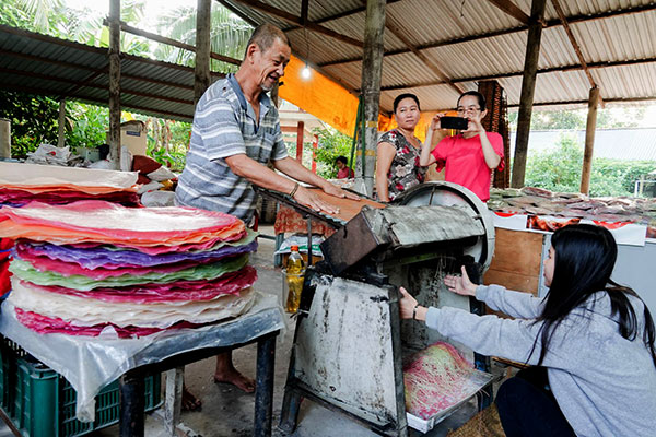 Về Cần Thơ, trải nghiệm làm hủ tiếu "mỗi sợi mỗi màu"