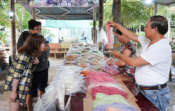 Về Cần Thơ, trải nghiệm làm hủ tiếu "mỗi sợi mỗi màu"