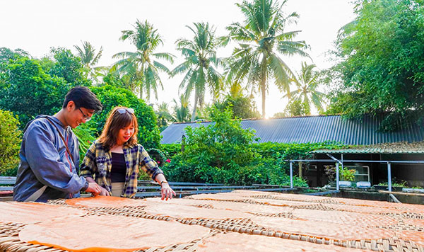 Về Cần Thơ, trải nghiệm làm hủ tiếu "mỗi sợi mỗi màu"