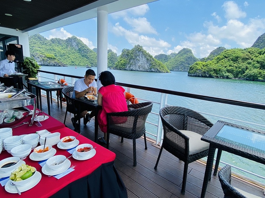 Khám phá vịnh Lan Hạ trên du thuyền Jadesails Khám phá vịnh Lan Hạ trên du thuyền Jadesails