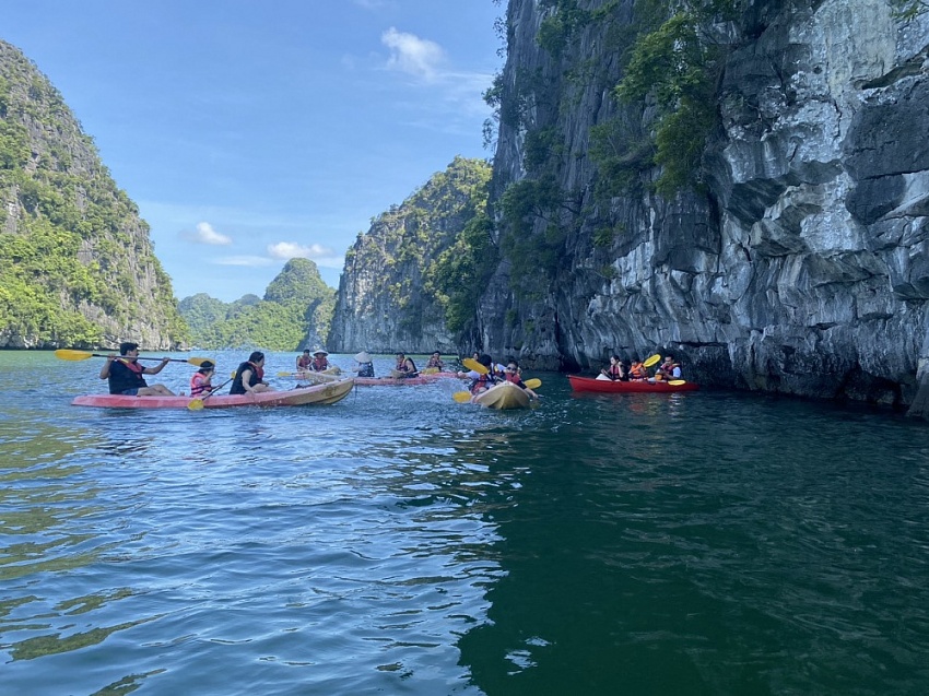 Khám phá vịnh Lan Hạ trên du thuyền Jadesails Khám phá vịnh Lan Hạ trên du thuyền Jadesails