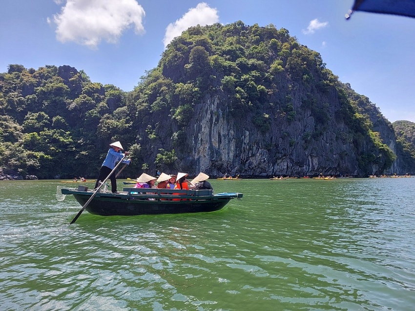 Khám phá vịnh Lan Hạ trên du thuyền Jadesails Khám phá vịnh Lan Hạ trên du thuyền Jadesails