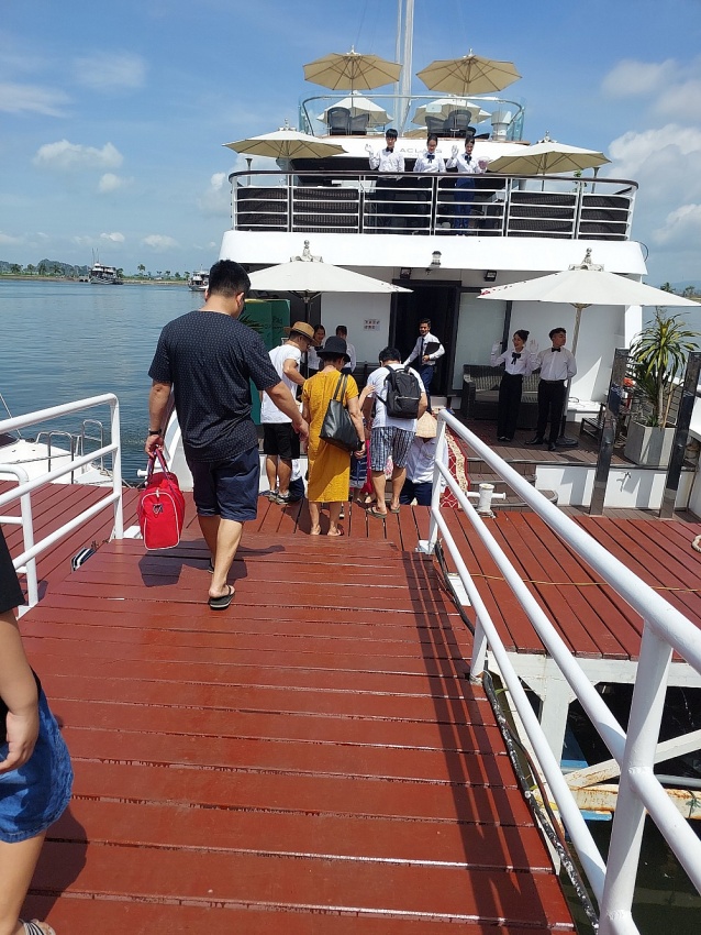 Khám phá vịnh Lan Hạ trên du thuyền Jadesails Khám phá vịnh Lan Hạ trên du thuyền Jadesails