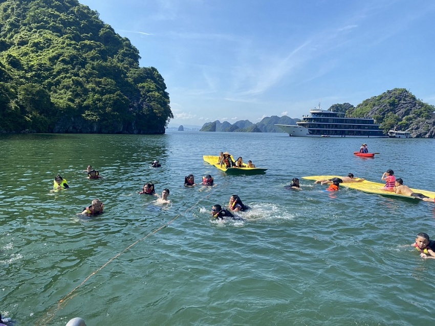 Khám phá vịnh Lan Hạ trên du thuyền Jadesails Khám phá vịnh Lan Hạ trên du thuyền Jadesails