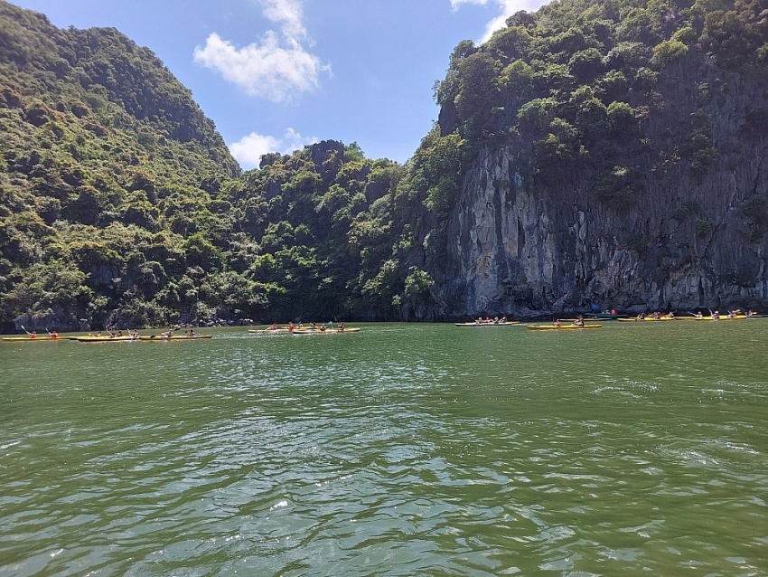 Khám phá vịnh Lan Hạ trên du thuyền Jadesails Khám phá vịnh Lan Hạ trên du thuyền Jadesails