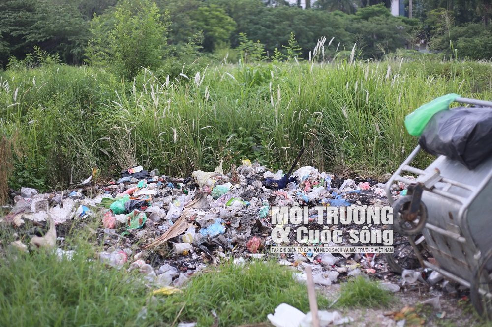 Hà Nội: Rác thải “bủa vây” Công viên hồ điều hòa Mai Dịch Hà Nội: Rác thải “bủa vây” Công viên hồ điều hòa Mai Dịch