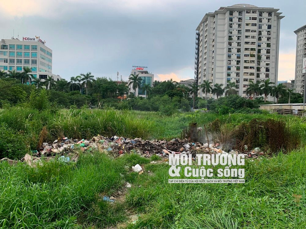 Hà Nội: Rác thải “bủa vây” Công viên hồ điều hòa Mai Dịch Hà Nội: Rác thải “bủa vây” Công viên hồ điều hòa Mai Dịch