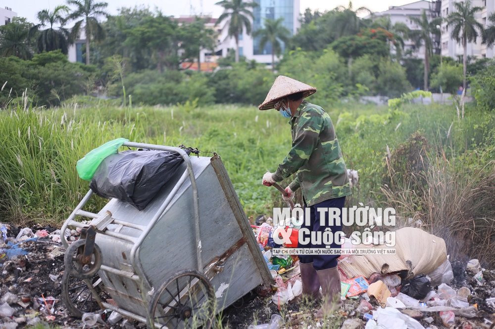 Hà Nội: Rác thải “bủa vây” Công viên hồ điều hòa Mai Dịch Hà Nội: Rác thải “bủa vây” Công viên hồ điều hòa Mai Dịch