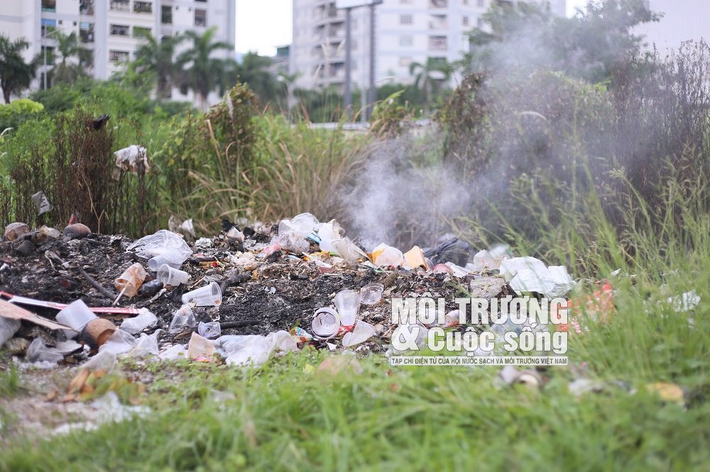 Hà Nội: Rác thải “bủa vây” Công viên hồ điều hòa Mai Dịch Hà Nội: Rác thải “bủa vây” Công viên hồ điều hòa Mai Dịch