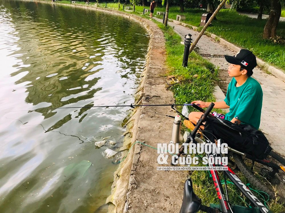 Hà Nội: Rác thải “bủa vây” Công viên hồ điều hòa Mai Dịch Hà Nội: Rác thải “bủa vây” Công viên hồ điều hòa Mai Dịch