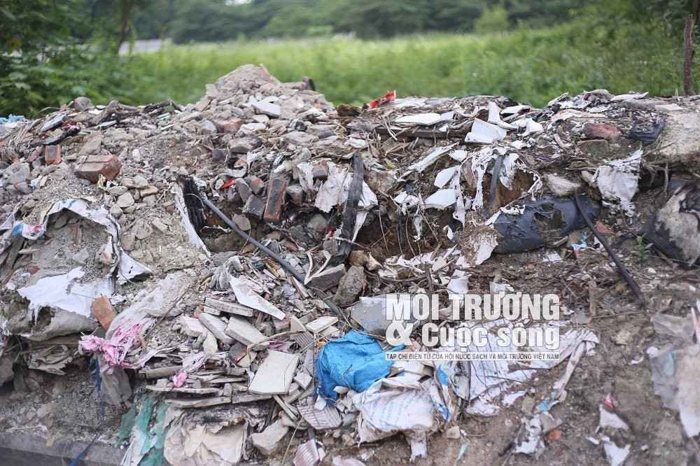 Hà Nội: Rác thải “bủa vây” Công viên hồ điều hòa Mai Dịch Hà Nội: Rác thải “bủa vây” Công viên hồ điều hòa Mai Dịch