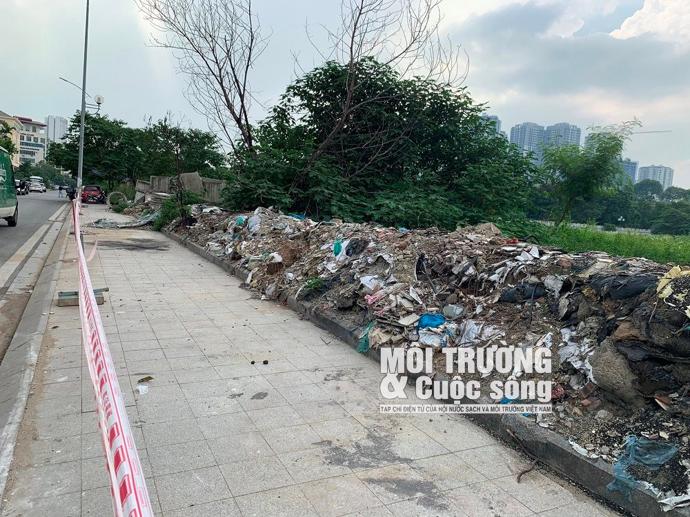 Hà Nội: Rác thải “bủa vây” Công viên hồ điều hòa Mai Dịch Hà Nội: Rác thải “bủa vây” Công viên hồ điều hòa Mai Dịch