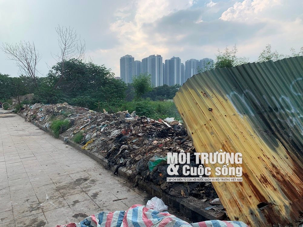 Hà Nội: Rác thải “bủa vây” Công viên hồ điều hòa Mai Dịch Hà Nội: Rác thải “bủa vây” Công viên hồ điều hòa Mai Dịch