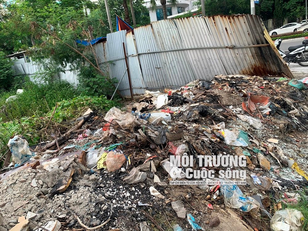 Hà Nội: Rác thải “bủa vây” Công viên hồ điều hòa Mai Dịch Hà Nội: Rác thải “bủa vây” Công viên hồ điều hòa Mai Dịch